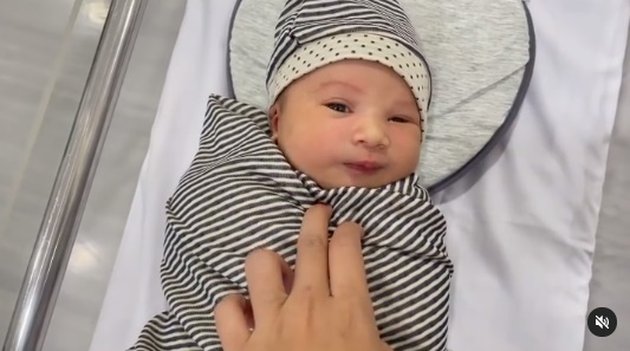 Kehadiran Baby Ukkasya disambut begitu bahagia oleh pasangan Zaskia Sungkar dan Irwansyah. Bayi laki-laki yang tampan ini tentunya langsung jadi perhatian.