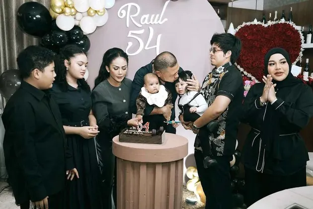 Potret Raul Lemos Suami Kris Dayanti Bersama Cucu
