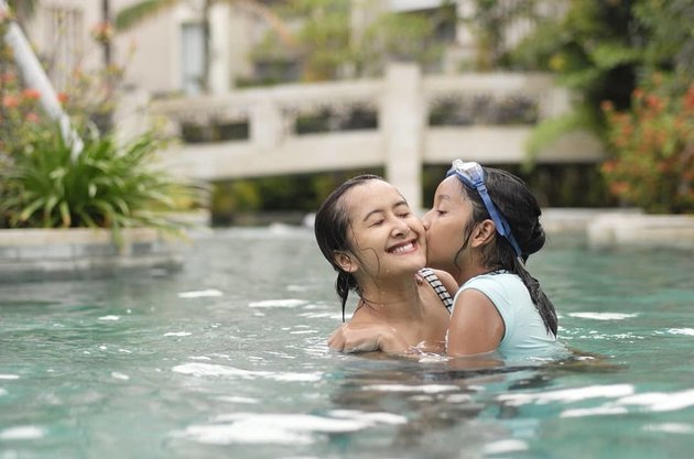 A Series of Pictures of Widi Mulia with Her Daughter, Widuri, who is Beautiful like Siblings