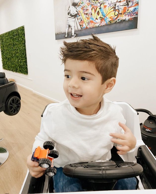 A Series of Zenecka's Youngest Son Carissa Putri's Photos Getting a Haircut, Looking Handsome and Very Foreign!