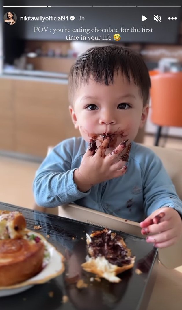 A Series of Baby Issa's Reactions When Eating Chocolate for the First Time, Messy Face Becomes the Highlight