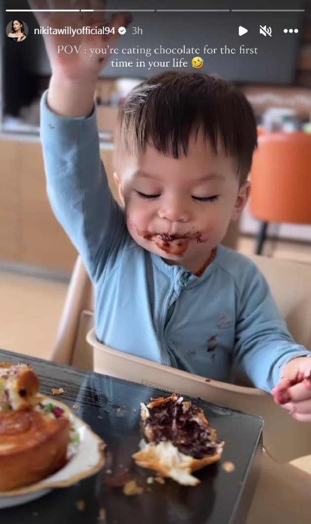 A Series of Baby Issa's Reactions When Eating Chocolate for the First Time, Messy Face Becomes the Highlight