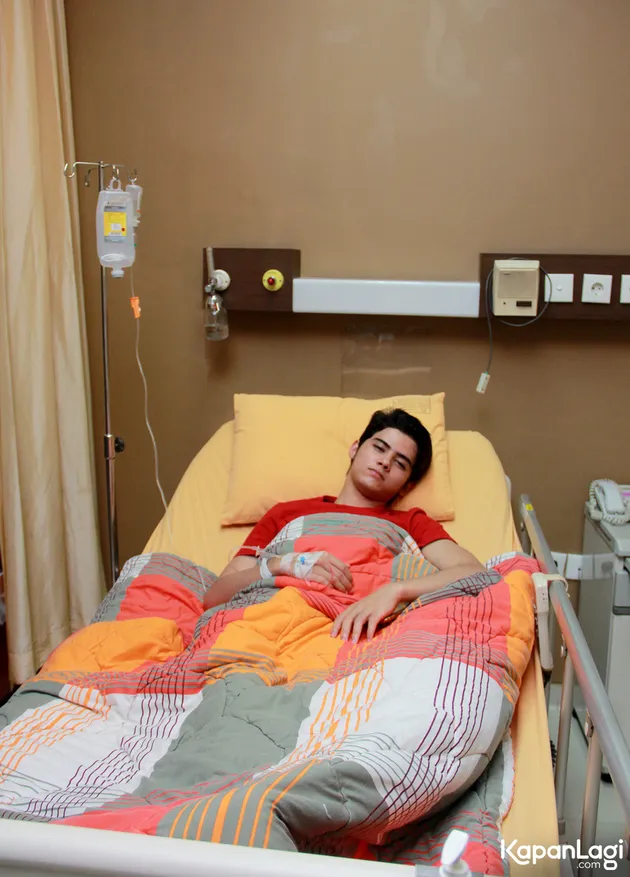foto Aliando Syarief dirawat di rumah sakit