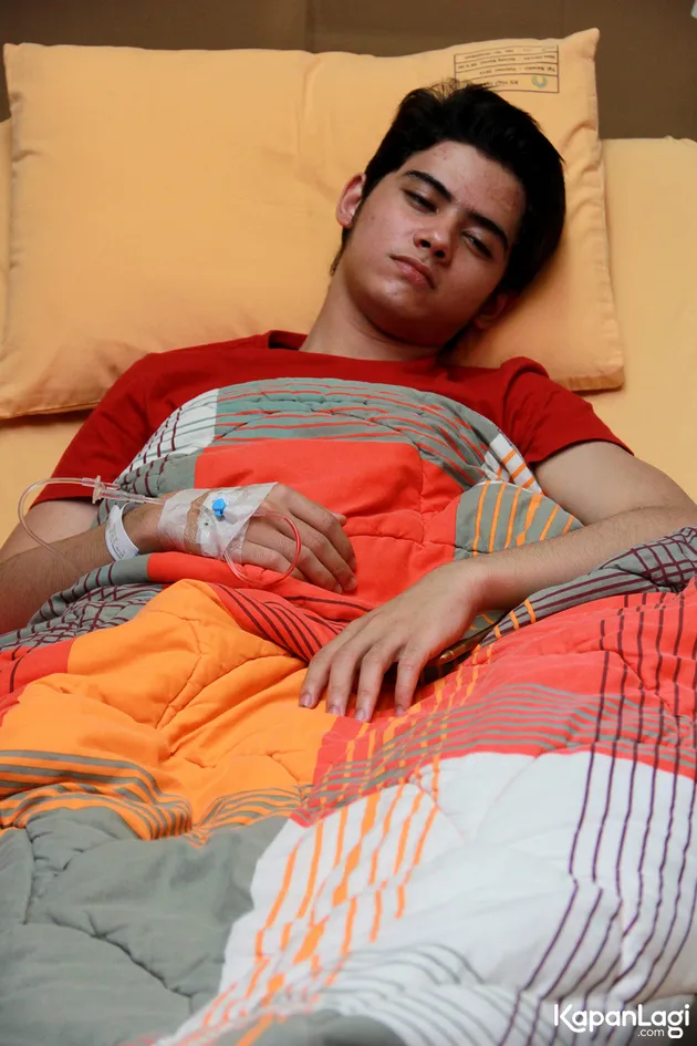 foto Aliando Syarief dirawat di rumah sakit