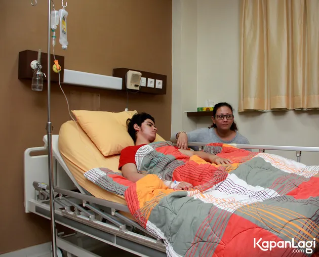 foto Aliando Syarief dirawat di rumah sakit