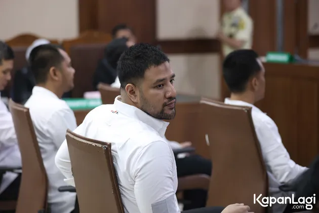 Ammar Zoni duduk di ruang sidang