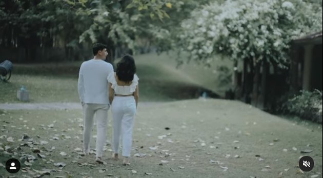 Soon to Get Married, 8 Intimate Photos of Jessica Iskandar & Vincent Verhaag in a Romantic Video Together: Cheek Kiss - Holding Hands