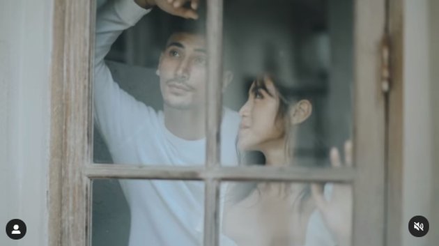 Soon to Get Married, 8 Intimate Photos of Jessica Iskandar & Vincent Verhaag in a Romantic Video Together: Cheek Kiss - Holding Hands