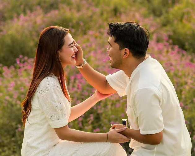 Soon to Get Married! 8 Romantic Moments of Thariq Halilintar Proposing to Aaliyah Massaid 