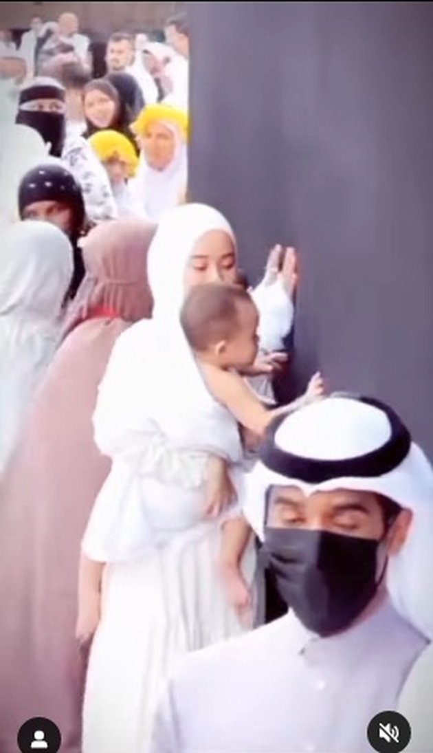 Soon to Have a Sibling! 8 Portraits of Shaka, Dinda Hauw and Rey Mbayang's Child During Umrah - Moment of Kissing the Ka'bah Becomes the Highlight