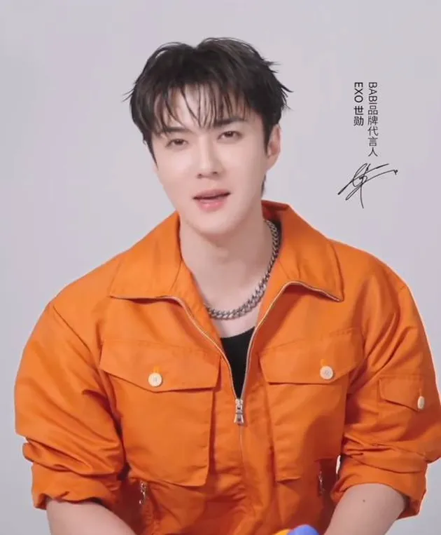 Sehun EXO pakai oranye