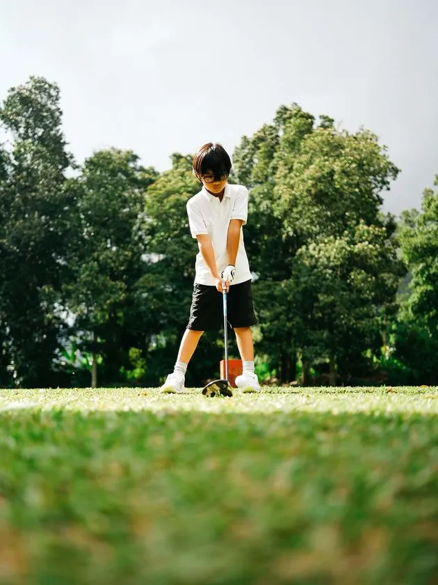 Sekala Bumi Fokus Saat Memukul Bola Golf