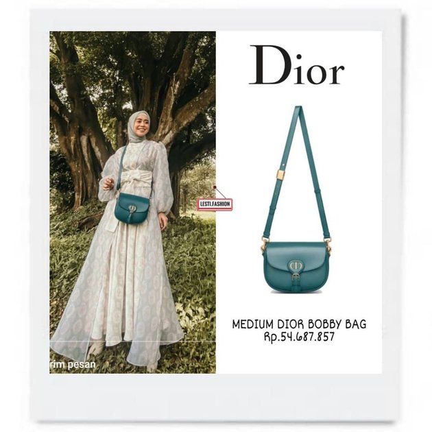 Tak hanya warna nude, warna-warna seperti hijau pun jadi koleksi tas Lesti. Untuk satu tas keluaran Dior ini, Lesti merogoh kocek sampai Rp54,6 juta.