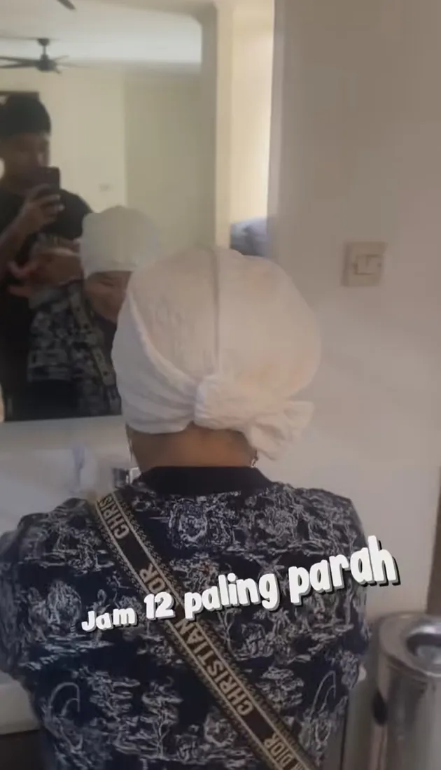 Ibu Fuji cuci tangan sebelum gendong cucu perempuannya