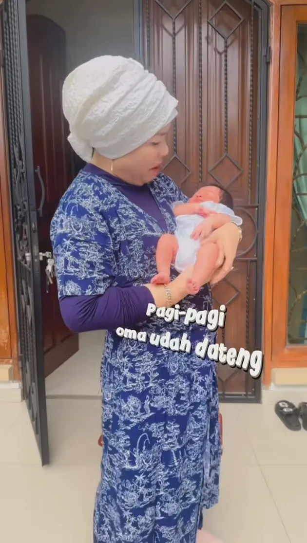 Ibu Fuji gendong cucu perempuannya