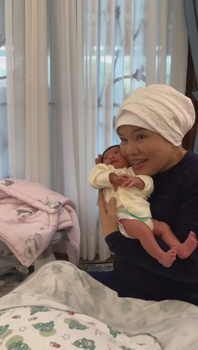 Ibu Fuji bersama cucu perempuannya