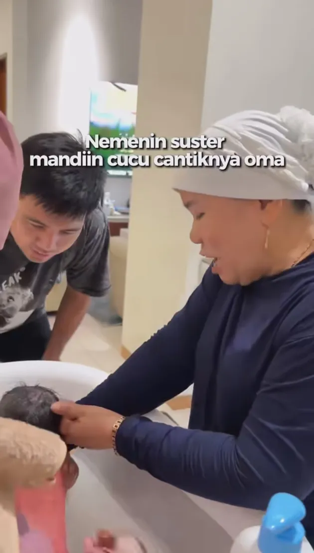 Ibu Fuji mandikan cucu perempuannya