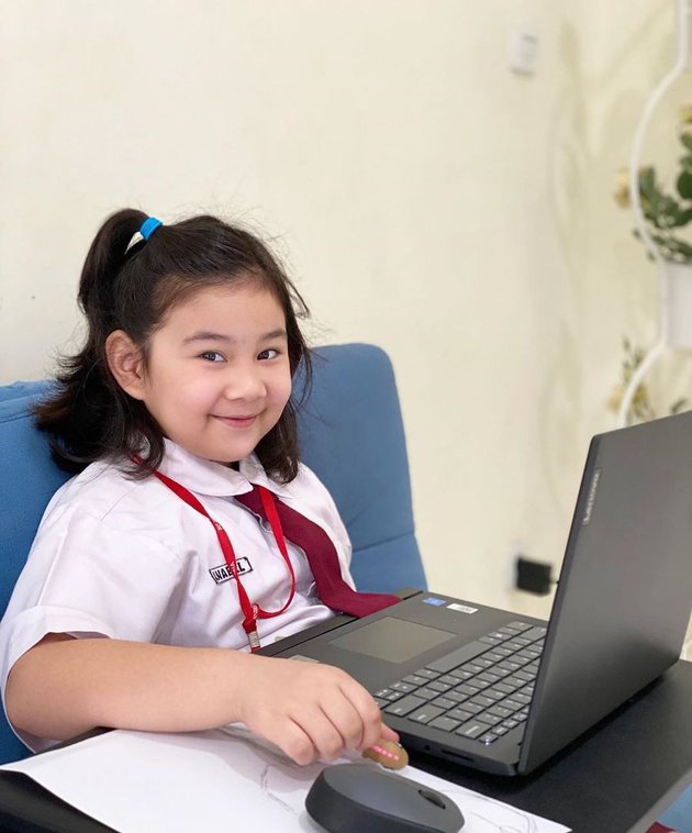 School with a New Atmosphere, Here are 14 Portraits of Celebrity Children Participating in Online Learning Activities from Home