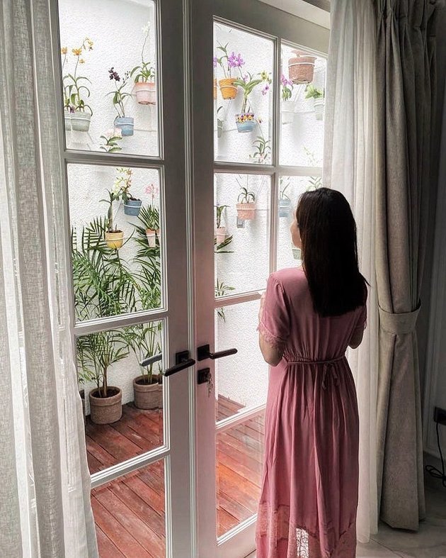 In Addition to the All-White and Very Spacious Concept, Here are 7 Luxury Houses of Shandy Aulia That Reveal the Room for Her Future Baby