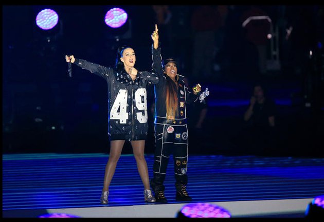 Diva yang menjadi headline dalam acara ini, Katy Perry! Malam itu ia sempat tampil bersama Missy Elliott.