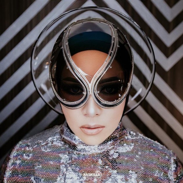 Besides Madonna, Here are 9 Indonesian Artists Proudly Wearing Head Pieces Designed by Rinaldy Yunardi
