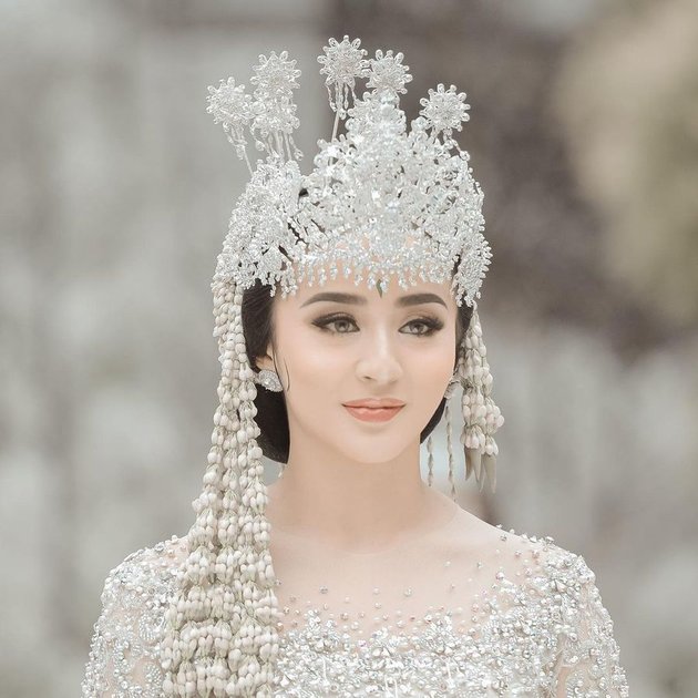 Besides Madonna, Here are 9 Indonesian Artists Proudly Wearing Head Pieces Designed by Rinaldy Yunardi