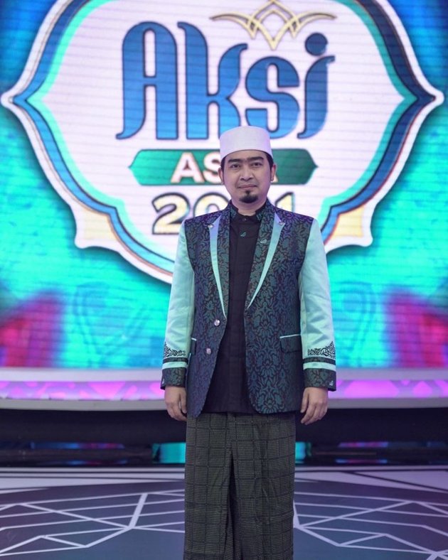 Ustaz Solmed sebagai pendakwah terkenal di tanah air, mengisi ceramah di acara keagamaan menjadi salah satu pekerjaannya untuk menghidupi keluarganya baik di televisi maupun di berbagai daerah seluruh Indonesia.