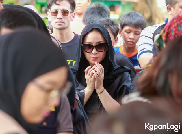 Artis yang Melayat di Pemakaman Ibu Jeje Govinda