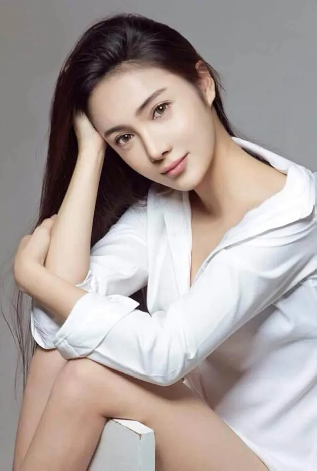 Jiao Ren Pakai Kemeja Putih