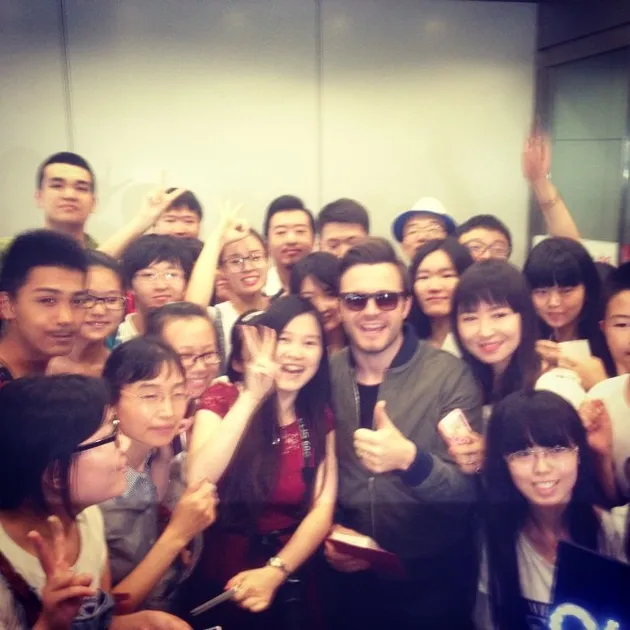 Seperti fans yang ada di Beijing ini, mereka sangat antusias dengan kehadiran Shane Filan di negeri mereka.