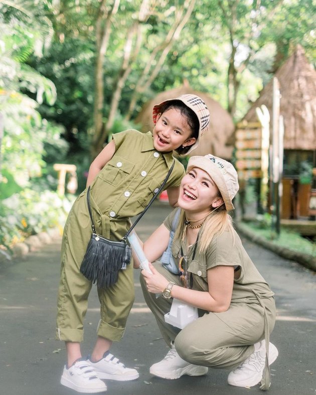 Always Trying to Make the Only Child Happy, Here are 6 Pictures of Ayu Ting Ting's Vacation to the Zoo with Bilqis - Matching Outfits