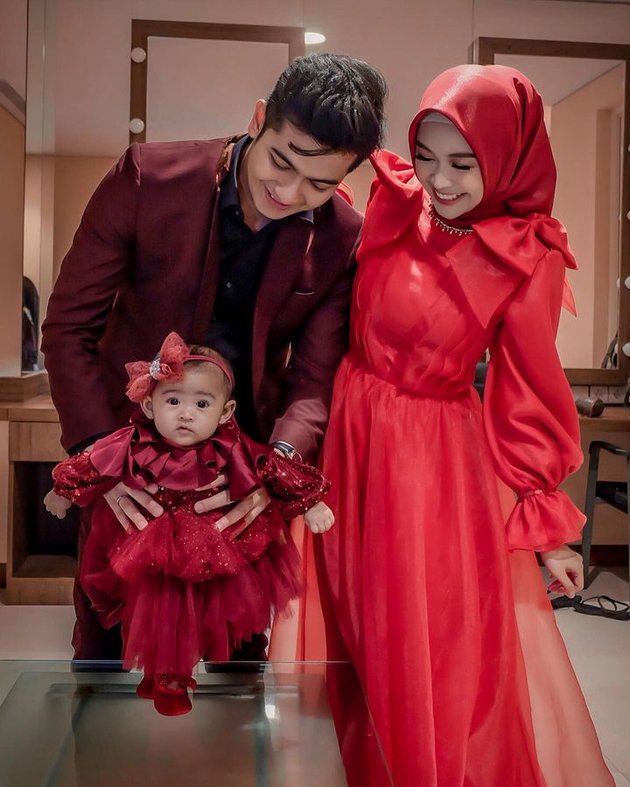 Seperti inilah potret kompak keluarga Ria Ricis dan Teuku Ryan bersama putri kecil mereka, Baby Moana saat kembaran baju dalam postingan fotonya di Instagram pada Rabu (30/11).