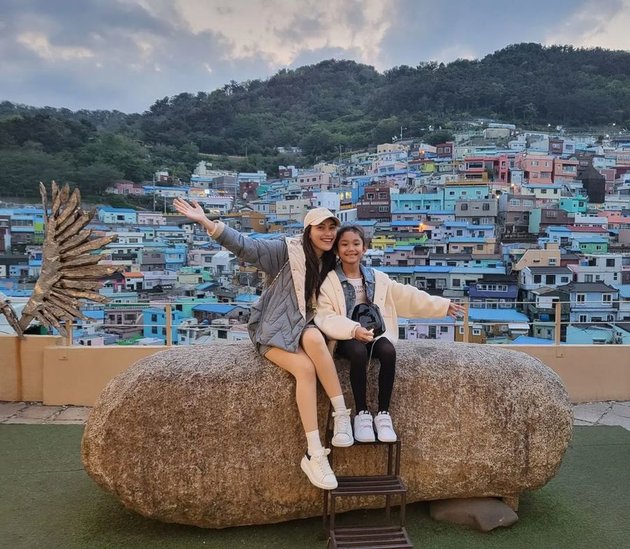 Always Compact! 9 Photos of Ayu Ting Ting with Bilqis, From Matching Stage Outfits to Vacationing in Various Countries
