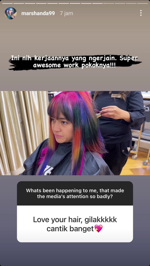 Marshanda diketahui pertama kali mengecat rambutnya dengan warna cerah pada akhir Maret tahun ini, tepatnya di momen peringatan Hari Bipolar Sedunia 2022.