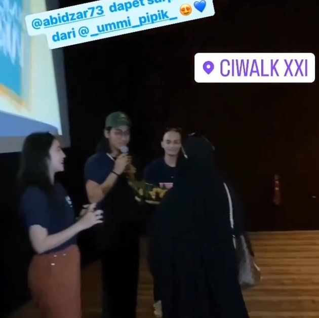 Praised as a Role Model Mother, Ummi Pipik Surprises Abidzar Al Ghifari during the 'BALADA SI ROY' Promotion