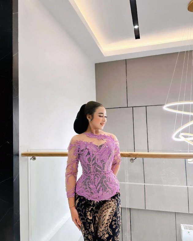 Always Appearing in Kebaya, Check Out 8 Photos of Niken Salindry Without Bun - Her Hair is Extraordinary!
