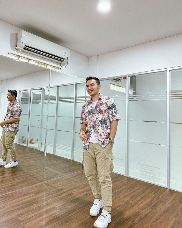 Always Stylish, Here are 8 Photos of Hari Putra who Just Released the Single 'Buy One Get One'