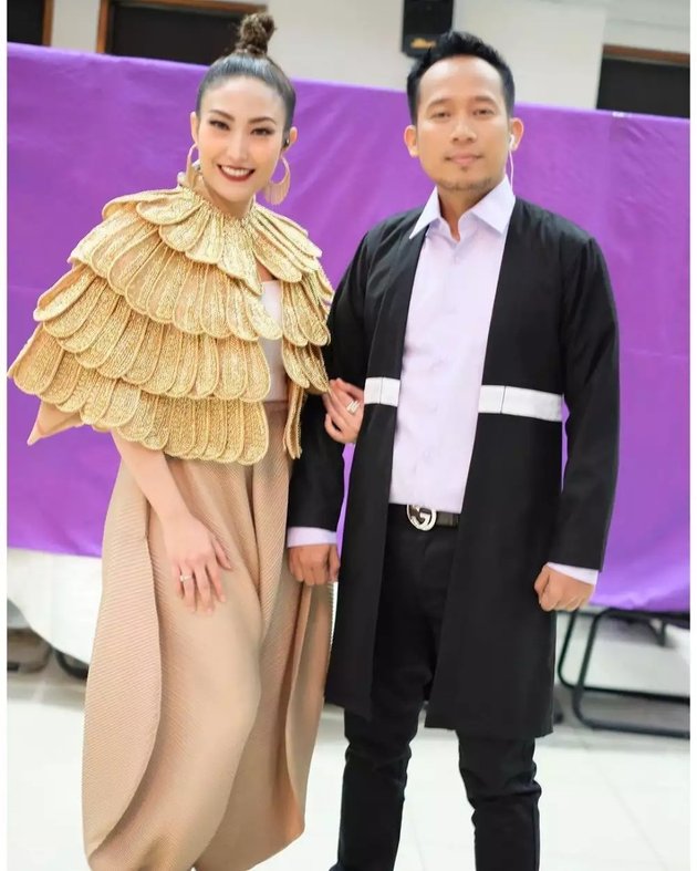 Always Appearing with Totality, Here are 11 Stylish Photos of Ayu Dewi Wearing Sparkling Dresses - Eccentric All-Black Costume with Horns on the Head Becomes the Spotlight