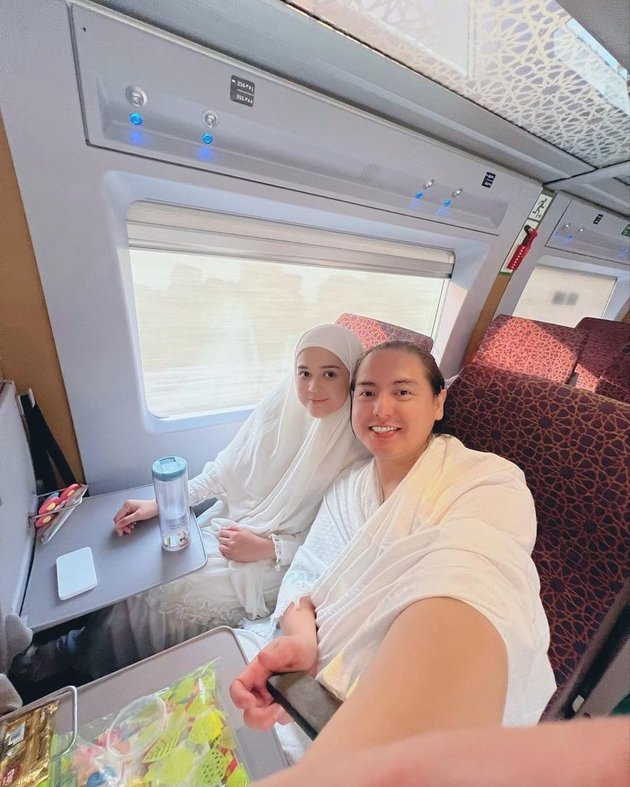 Always Seen Harmonious, 8 Photos of Cut Meyriska and Roger Danuarta Performing Umrah