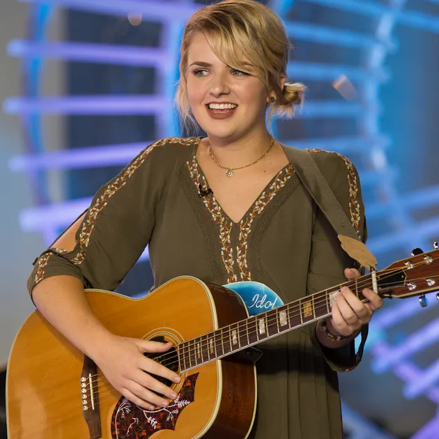 Maddie Poppe merupakan seorang penyanyi lokal asal Clarksville, Iowa. Bukan hanya penyanyi, ia juga menulis lagunya sendiri.