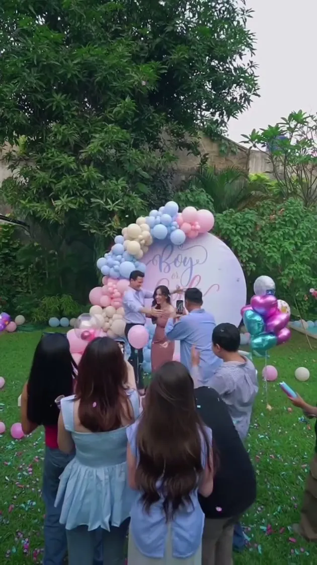 Seleb datang ke gender reveal Steffi Zamora