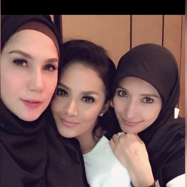 Selfie Attack Krisdayanti
