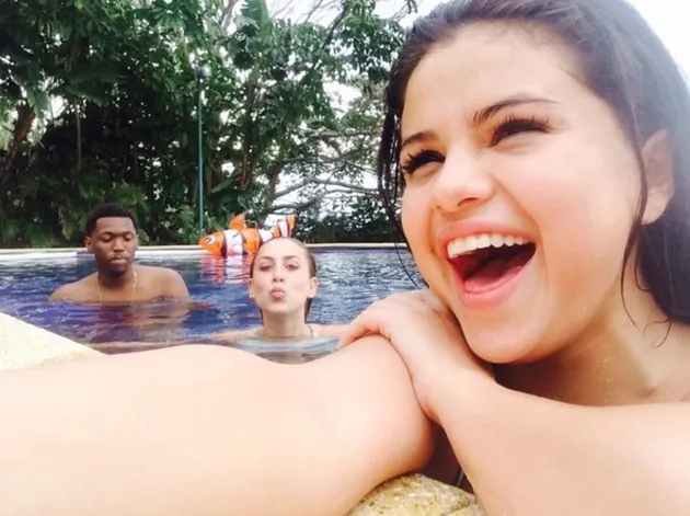 Selfie Cantik &amp; Hot Selena Gomez