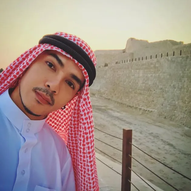 Tak hanya video, pada akun Instagram miliknya Chumnan juga kerap memamerkan kegiatan sehari-harinya. Salah satunya adalah saat ia tengah liburan dan mengenakan busana khas Timur Tengah.