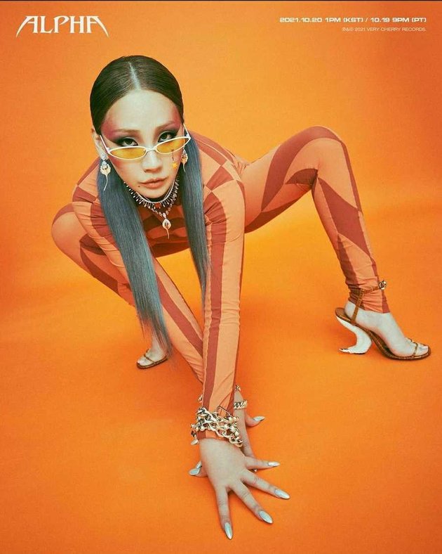 Foto selanjutnya, CL tampil dengan nuansa warna jingga di dalam potretnya. Ia tampil dengan outfit oranye dan memakai heels yang bentuknya unik. Tak lupa, ia juga memakan beberapa accessories seperti kaca mata, anting, kalung, dan gelang, yang semakin menunjang penampilannya. 