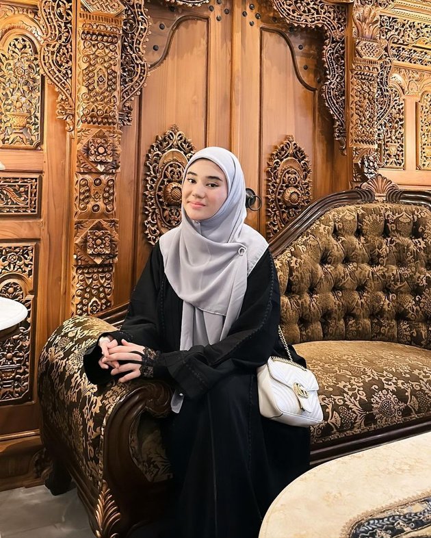Portrait of Clara Shinta who Strengthens the Hearts of Converts, Now Deepening the Teachings of Islam