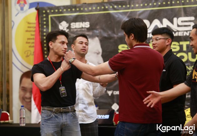 Upcoming Fight! 10 Pictures of El Rumi & Jefri Nichol's Style During Boxing Press Conference - Which Team Are You? 
