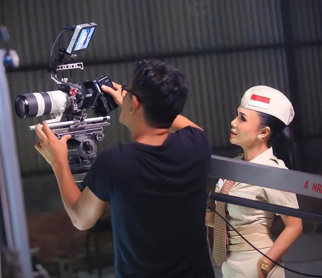 Yuni Shara Pakai Baju Pejuang Kemerdekaan