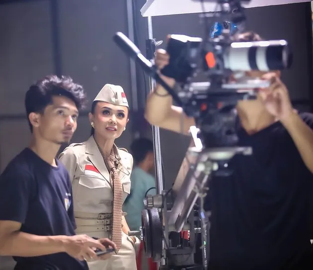 Yuni Shara Pakai Baju Pejuang Kemerdekaan