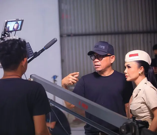 Yuni Shara Pakai Baju Pejuang Kemerdekaan